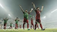 Pemain Timnas Indonesia U-16 menyapa suporter usai pertandingan melawan Singapura pada laga uji coba di Stadion Wibawa Mukti, Cikarang, Kamis, (8/6/2017). Indonesia menang 4-0. (Bola.com/M Iqbal Ichsan)