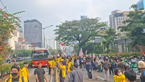 Rute bus TransJakarta terdampak penutupan jalan di sekitar Bundaran HI dan gedung DPR/MPR akibat adanya demo mahasiswa, Jumat (12/6/2026). (Liputan6.com/Rifqy Alief Abiyya)