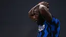 Striker Inter Milan, Romelu Lukaku kecewa usai gagal memanfaatkan peluang dalam laga leg kedua semifinal Coppa Italia 2020/21 melawan Juventus di Juventus Stadium, Turin, Selasa (9/2/2021). Inter Milan bermain imbang 0-0 dan gagal lolos ke final. (AFP/Marco Bertorello)