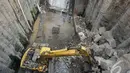 Rencananya Pintu Air Manggarai yang awalnya dua pintu akan dibuat menjadi tiga pintu air. Target pada September 2014 proyek ini kelar. Foto diambil pada Senin (30/6/2014) (Liputan6.com/Johan Tallo)