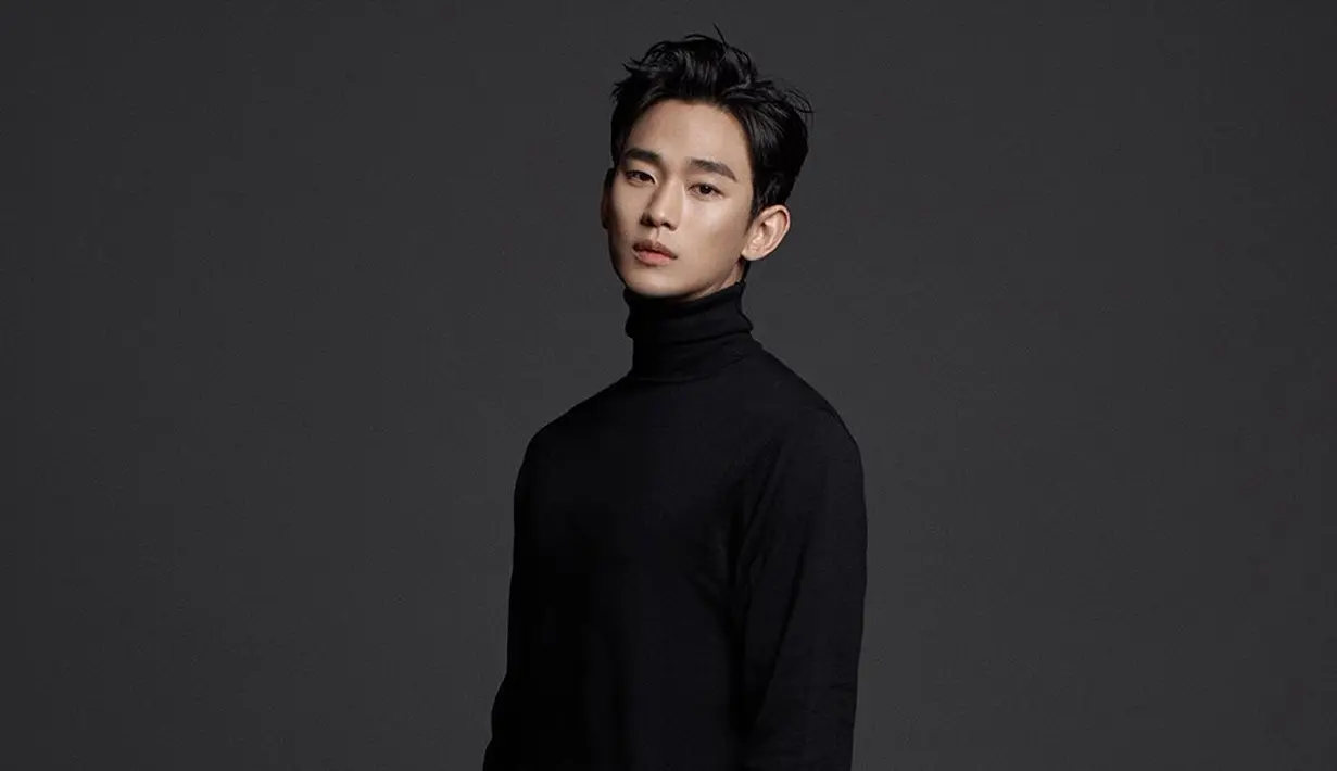 Tampannya Kim Soo Hyun dibalut turtleneck hitam dan celana panjang cokelat. [Foto: Instagram/soohyun_k216]