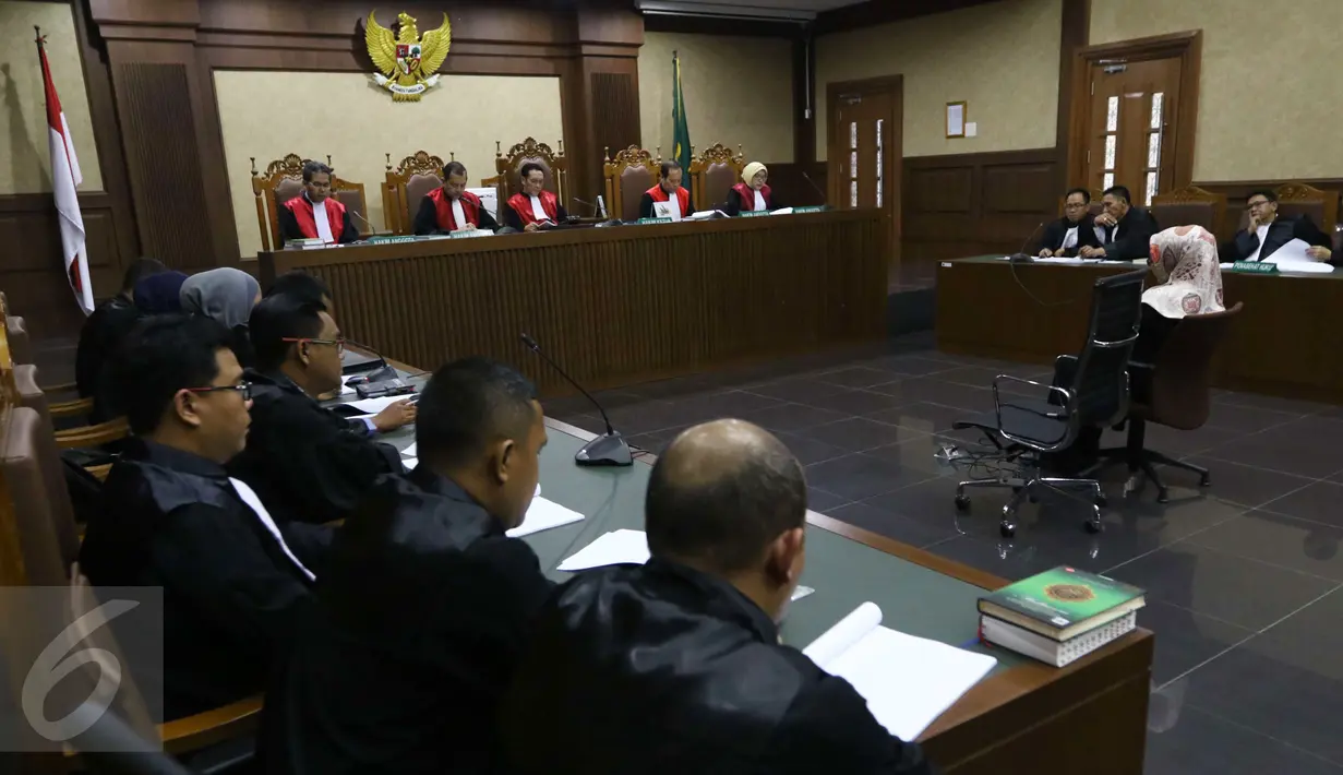 Mantan Gubernur Banten Ratu Atut Chosiyah saat menjalani sidang perdana dengan agenda pembacaan dakwaan dari jaksa penuntut umum di Pengadilan Tindak Pidana Korupsi, Jakarta, Rabu (8/3). (Liputan6.com/Helmi Afandi)