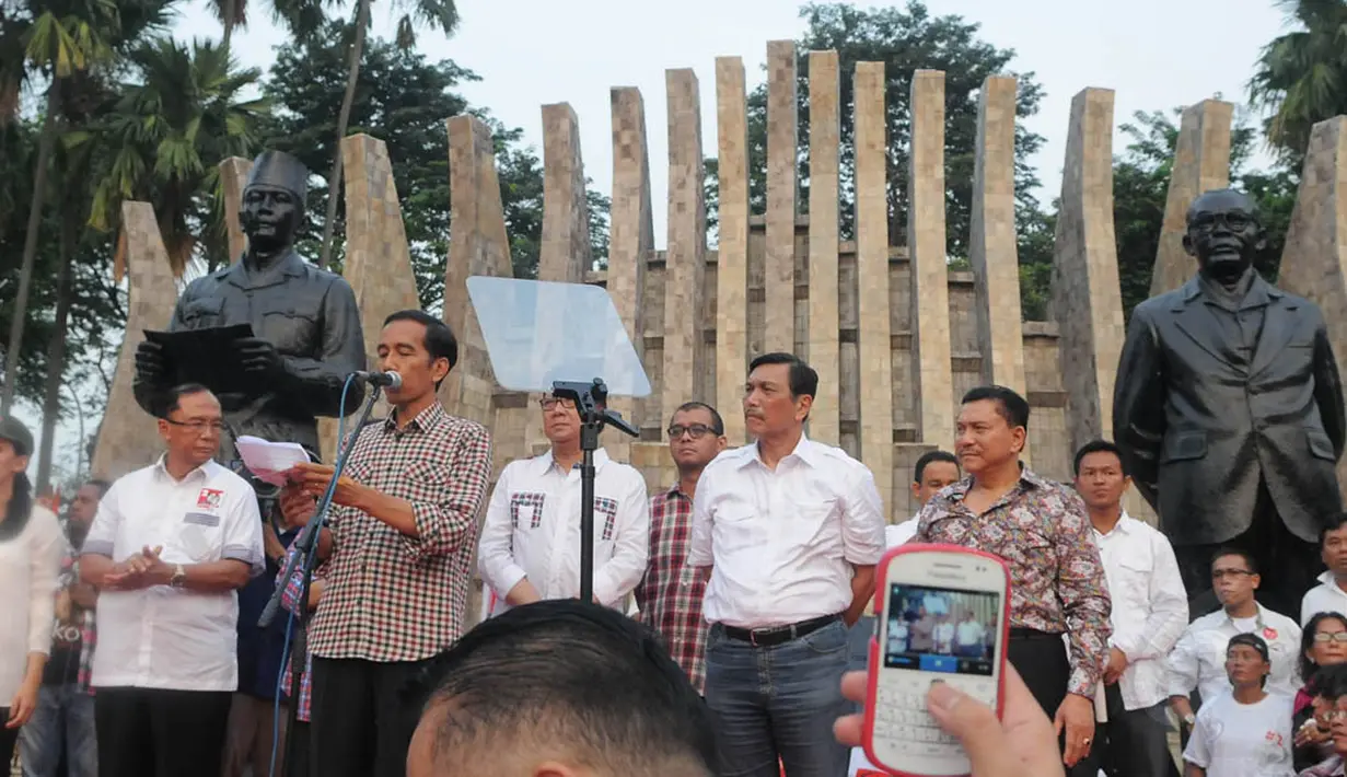 Jokowi memberi pidato di Tugu Proklamasi terkait hasil hitung cepat Pilpres 2014, Jakarta, Rabu (9/7/14). (Liputan6.com/Herman Zakharia)