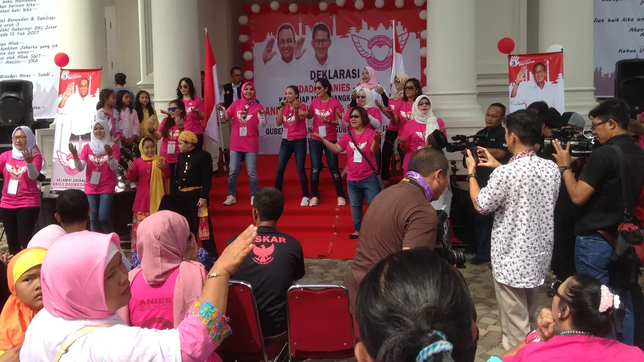 Ke Cilandak, Anies Baswedan Diberi Goyang Bidadari dari Ibu Muda