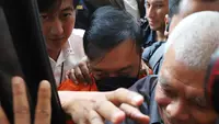 Tersangka kasus dugaan tindak pidana pencucian uang PT Asabri-Krakatau Steel, Don Ritto, tiba di Gedung Bundar Jampidsus, Kejaksaan Agung, Jakarta, Jumat (17/7/2026). (KLY/Arie Basuki)