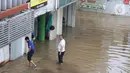 Sejumlah pertokoan di sekitar Jalan Gunung Sahari terlihat tutup akibat banjir yang menggenangi kawasan tersebut, Jakarta, Selasa (25/2/2020). Hujan yang mengguyur Jakarta sejak Senin (24/2/2020) malam, membuat sejumlah kali meluap dan menyebabkan banjir. (Liputan6.com/Helmi Fithriansyah)