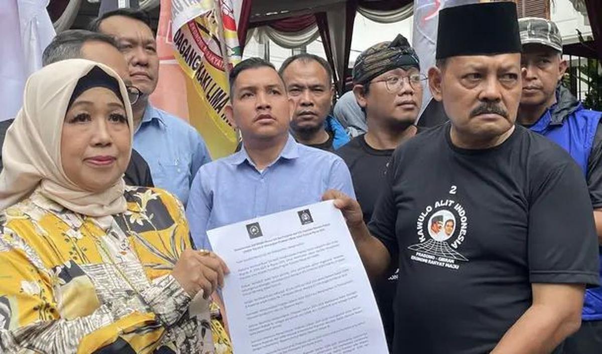 Karena itu, 40 juta dari total 65,4 juta pelaku ekonomi rakyat UMKM &amp; Koperasi berkomitmen untuk mencoblos pasangan Prabowo-Gibran.<br>