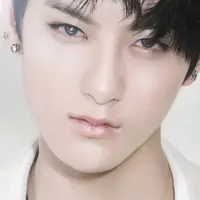 EXO-Tao sedang berada di Cina untuk memulihkan cedera ankle.