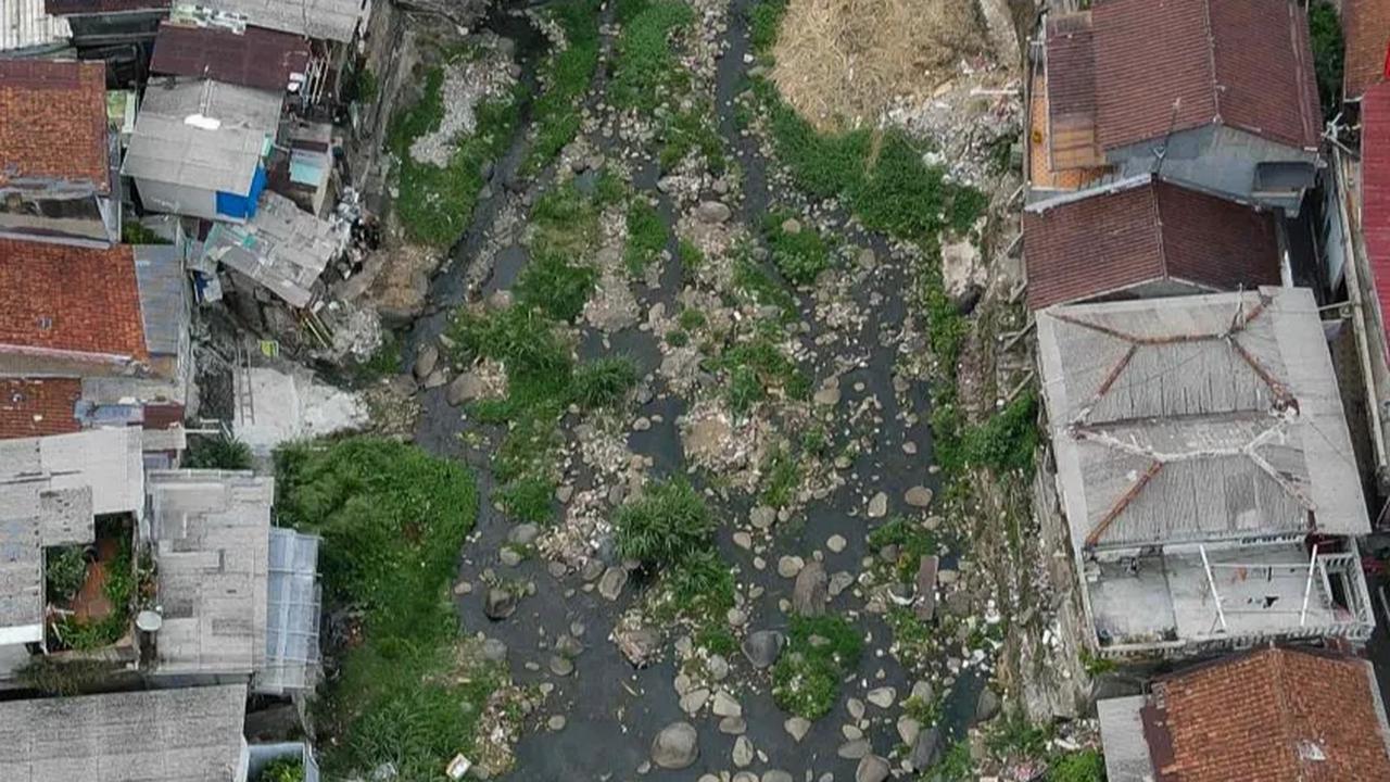 Kondisi ini juga berpengaruh pada kualitas air sumur yang ada di rumah-rumah penduduk .<br>