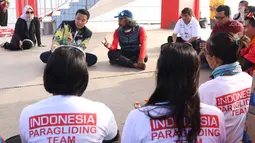 Menpora Imam Nahrawi (kedua kiri) bersama pelatih kepala tim paralayang Indonesia, Gendon Subandono saat meninjau latihan tim di kawasan Puncak, Cianjur, Jawa Barat, Kamis (26/7). Menpora juga meninjau kesiapan venue. (Liputan6.com/Helmi Fithriansyah)