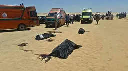 Gambar yang dikeluarkan oleh kantor media gubernur Minya, Sejumlah mayat tergeletak di jalan usai ditembaki oleh sekelompok orang bertopeng, pada sebuah bus yang ditumpangi jamaah kristen Koptik menuju biara di Minya, Mesir, (26/5). (AP Photo)