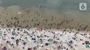 Libur perayaan Hari Raya Idul Fitri 1446 Hijriah atau Lebaran 2025 dimanfaatkan warga untuk berwisata ke sejumlah tempat, salah satunya Pantai Ancol Taman Impian, Jakarta. (Liputan6.com/Herman Zakharia)