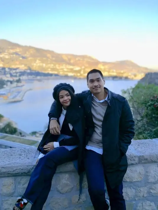 Berpose bersama sang istri, Pak Menteri Dito juga tampil dengan outfit kasual. Mengenakan kemeja putih, yang dilapisi dengan sweater cokelat, dan jaket hitam, Dito memadukannya dengan celana jeans. Foto: Instagram.