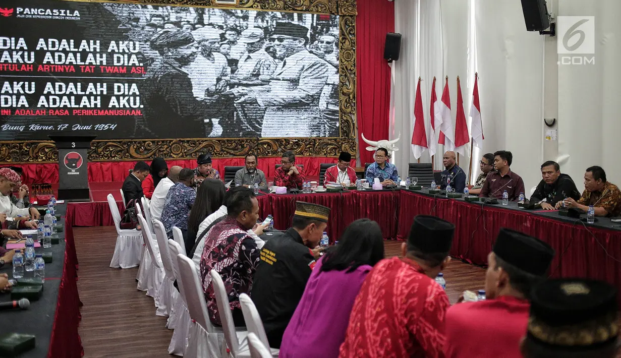Pertemuan antara PDIP dengan Pasukan Adat Nusantara Indonesia (PANI) di Kantor Pusat PDIP, Menteng, Jakarta, Rabu (13/2). PANI minta dukungan atas penetapan Hari Adat Indonesia yang sedang diajukan pada pemerintah Joko Widodo. (Liputan6.com/Faizal Fanani)