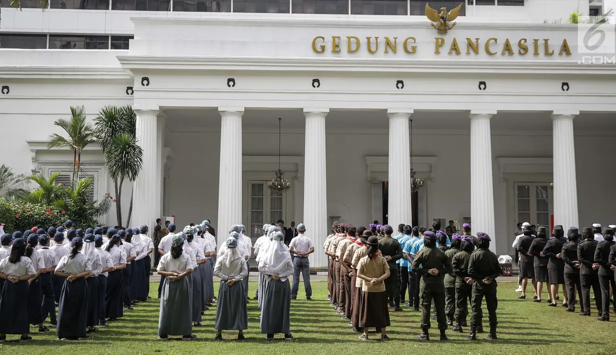 Peserta mengikuti gladi peringatan Hari Lahir Pancasila di halaman Gedung Pancasila, Kementerian Luar Negeri, Jakarta, Selasa (30/5). (Liputan6.com/Faizal Fanani)