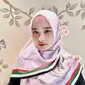 Inara Rusli memamerkan hijab motif bendera Palestina yang dibuatnya sebagai bentuk donasi untuk memberikan bantuan. (Instagram @mommy_starla)