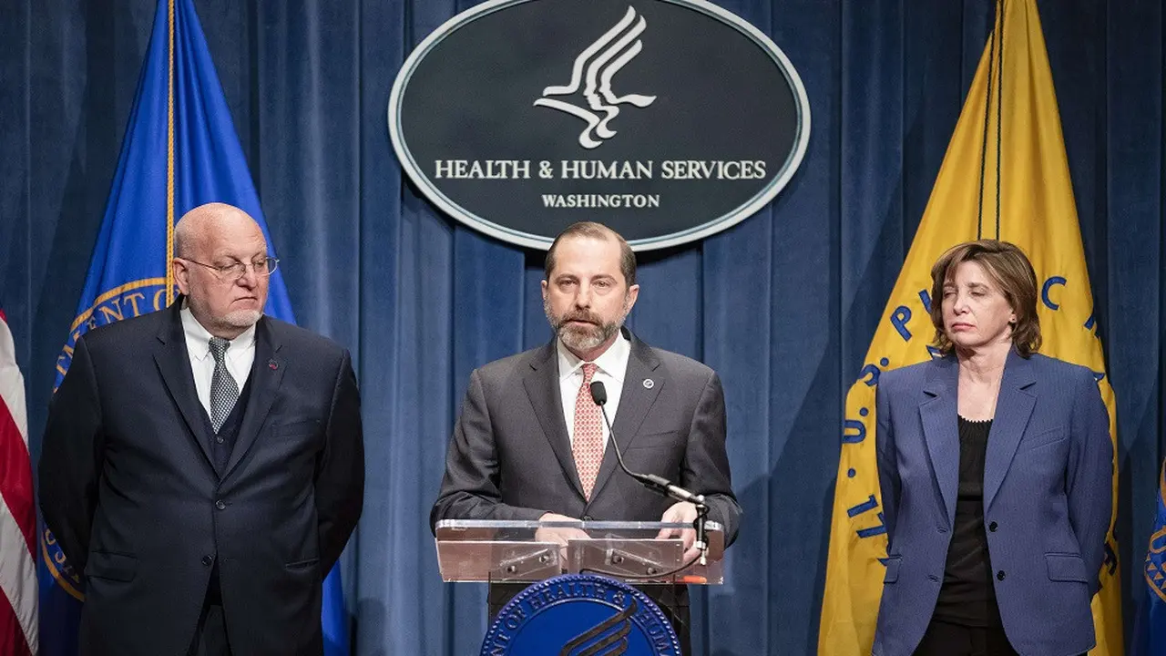 Menkes AS Alex Azar (tengah) didampingi dua petinggi CDC, Robert Redfield (kiri) dan Nancy Messonier dalam konferensi pers COVID-19 di Washington, 28 Januari 2020.