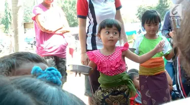 Meskipun di tengah pengungsian anak-anak pengungsi Gunung Agung tetap berlatih tari. Para pengajar pun, rutin datang melatih mereka.