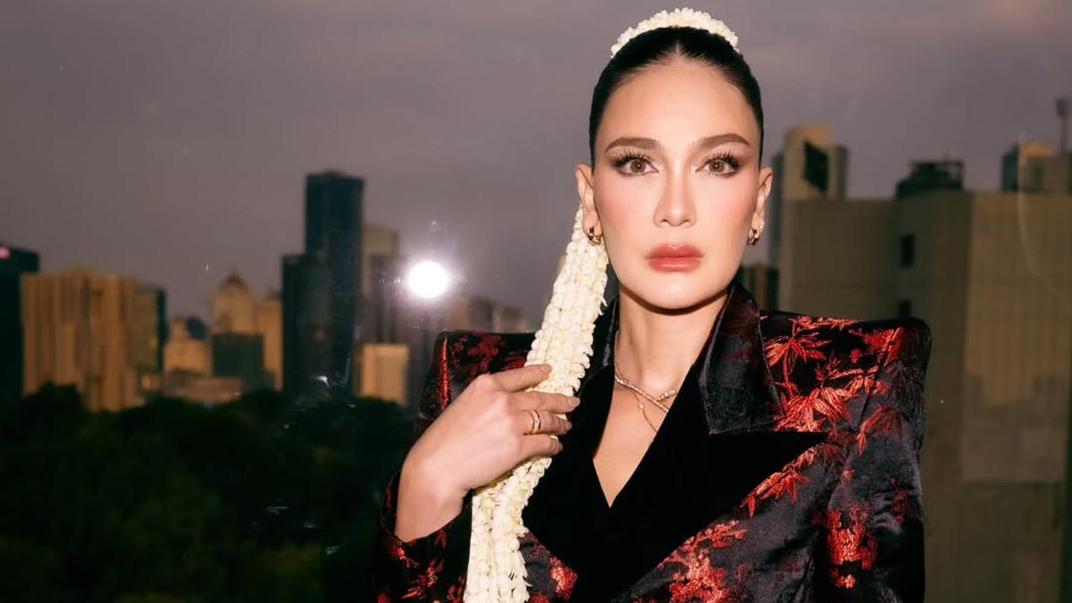 7 Gaya Powerful Luna Maya di Premiere Suzanna: Santet Dosa di Atas Dosa, Padukan Blazer Glamor dengan Sentuhan Ronce Melati