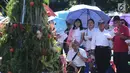 Jemaat GKI Yasmin dan HKBP Filadelfia berdoa pada misa Natal 2017 di Silang Barat Laut atau seberang Istana Merdeka, Jakarta, Senin (25/12). Kebaktian dilangsungkan sebagai bentuk protes terhadap hak kebebasan beribadah. (Liputan6.com/Helmi Fithriansyah)