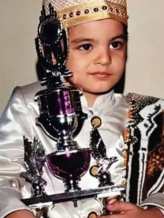 Menggemaskan sekali bocah dengan pakaian muslim ini sambil memegang piala. Ia tampil dengan baju koko dan peci. Ia merupakan aktor Ciccio Manssero. Ekspresinya menggemaskan banyak netizen. [Instagram/@ciccioteam]