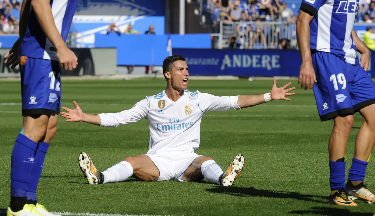 Striker Real Madrid, Cristiano Ronaldo, melakukan protes setelah dilanggar pemian Deportivo Alaves pada laga La Liga di Stadion Mendizorroza, Sabtu (23/9/2017). Real Madrid menang 2-1 atas  Deportivo Alaves. (AFP/Ander Gillenea)