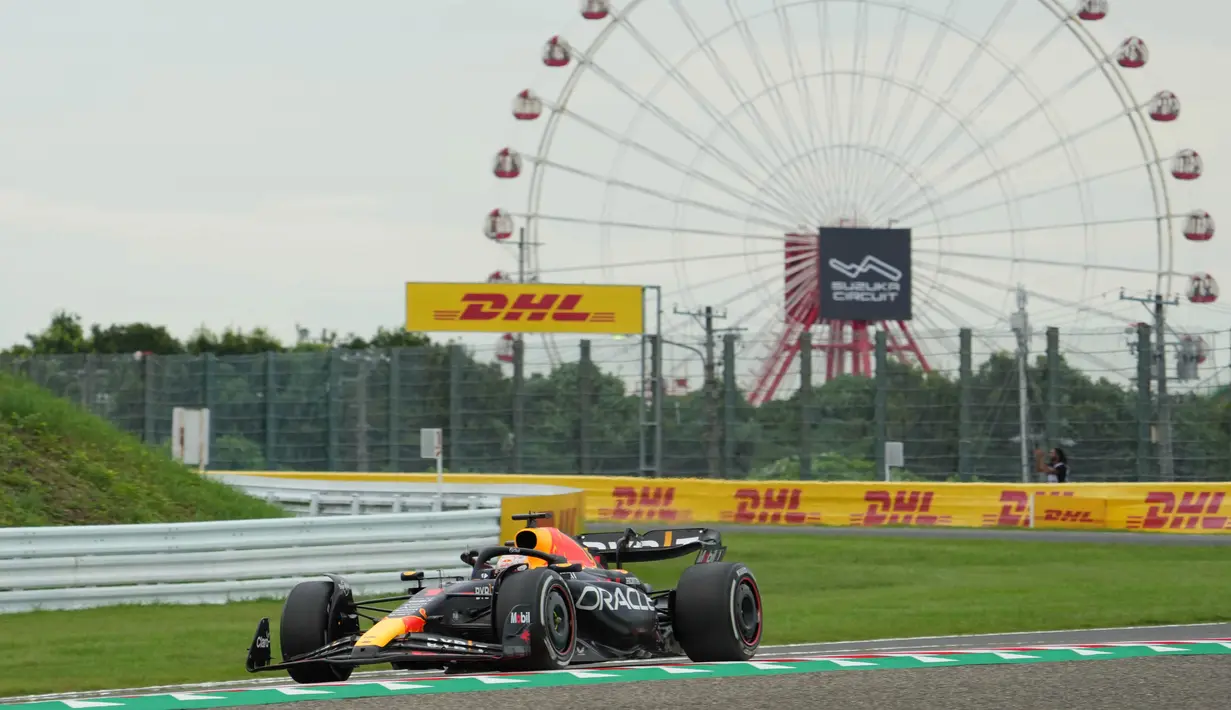 Pembalap Red Bull Max Verstappen mengemudikan mobilnya saat latihan pertama menjelang Grand Prix Formula Satu Jepang di Sirkuit Suzuka, Jepang, Jumat, 22 September 2023. (AP Photo/Toru Hanai)