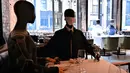 Boneka maneken diletakkan di meja untuk menjaga jarak di sebuah restoran di Old Montreal, Kanada pada 10 Juli 2020. Restoran ini menempatkan maneken untuk menjaga jarak konsumen dan didandani dengan baju-baju keluaran terkini yang dapat dibeli pengunjung setelah makan. (Eric THOMAS/AFP)