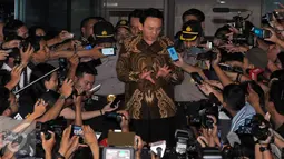 Gubernur DKI Jakarta Basuki Tjahaja Purnama (Ahok) usai diperiksa KPK selama 12 jam, Jakarta, Selasa (12/4). Ahok menyebut BPK menyembunyikan data kebenaran. (Liputan6.com/Helmi Afandi)