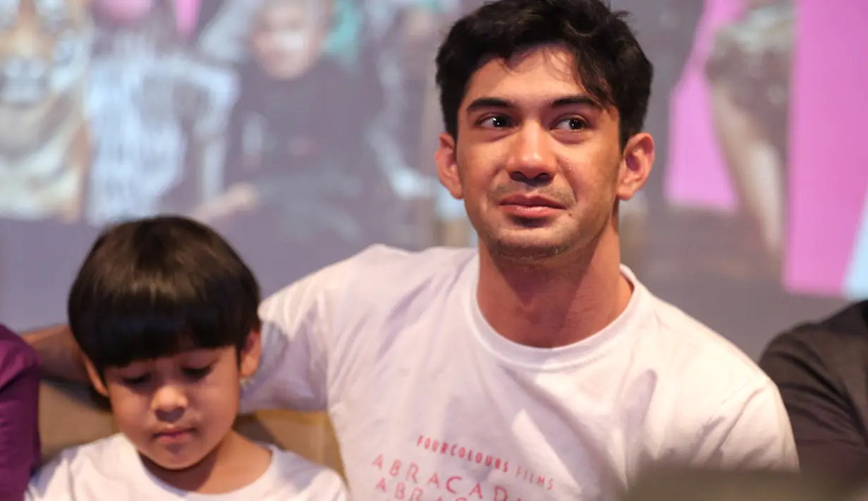 Film 'Abracadabra', Reza Rahadian saat ditemui di XXI Plaza Indonesia, Jakarta Pusat, Rabu (8/1/2020). (Adrian Putra/Fimela.com)