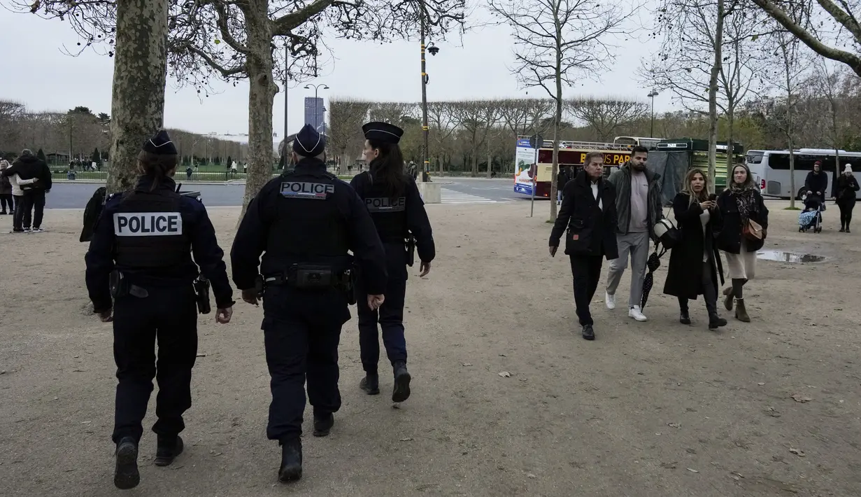 Terkait Olimpiade 2024, Paris merencanakan upacara pembukaan yang megah di sungai Seine dan memperkirakan kehadiran sebanyak 600.000 penonton. (AP Photo/Thibault Camus)