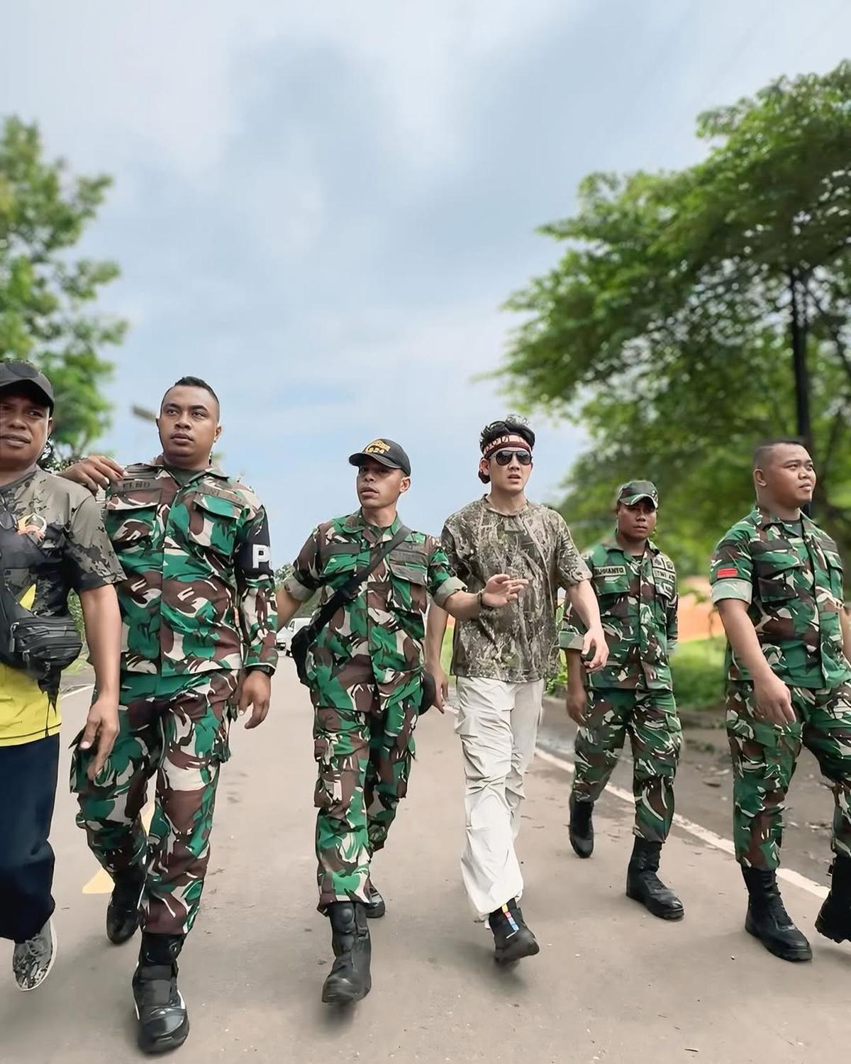 Potret Denny Sumargo Serahkan Bantuan Rp 1,7 Miliar untuk Korban Gunung Lewotobi di NTT