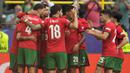 <p>Selebrasi para pemain Timnas Portugal merayakan gol ketiga ke gawang Timnas Turki yang dicetak Bruno Fernandes pada laga matchday kedua Grup F Euro 2024 Westfalenstadion, Dortmund, Jerman, Sabtu (22/6/2024). (AP Photo/Darko Vojinovic)</p>