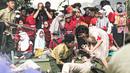Anak-anak menyaksikan pertunjukan sosiodrama "Reenactor Bangor" Gelora Bangsa di halaman Museum Naskah Proklamasi Jakarta, Selasa (16/8/2022). Pertunjukan tersebut merupakan salah satu rangkaian acara Napak Tilas Proklamasi dalam rangka menyambut HUT ke-77 Kemerdekaan Republik Indonesia (RI). (Liputan6.com/Faizal Fanani)