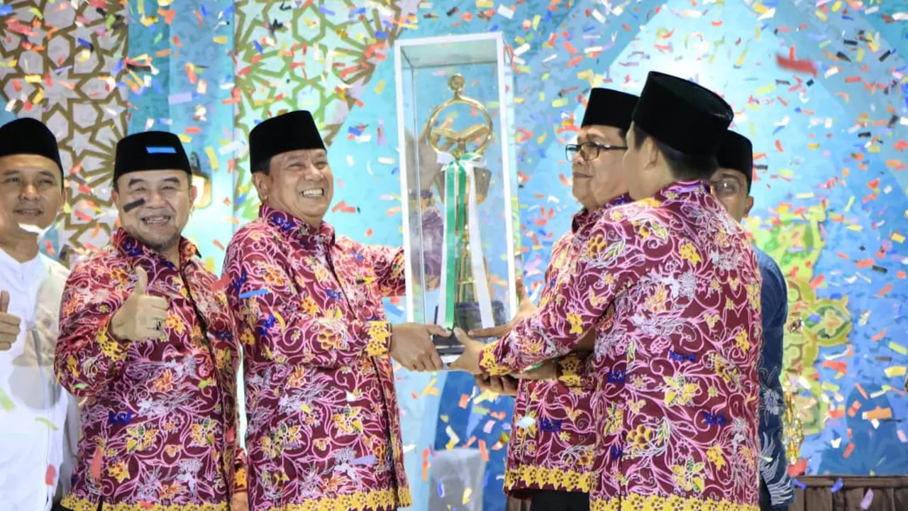 Musabaqah Tilawatil Qur’an (MTQ) ke-56 Tingkat Kabupaten Tangerang Tahun 2026 yang digelar di Kecamatan Pagedangan resmi berakhir. Bupati Tangerang memberikan penghargaan kepada Juara Umum. (Istimewa)