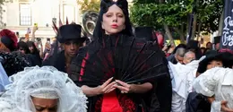 Penampilannya langsung mencuri perhatian karena terasa seperti perpaduan antara pertunjukan opera gelap dan prosesi pemakaman fashion yang megah. [Dok/Givenchy].