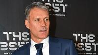 Mantan penyerang AC Milan asal Belanda Marco Van Basten berpose saat tiba menghadiri The Best FIFA Football Awards 2019 di Teatro alla Scala di Milan (23/9/2019). (AFP Photo/Tiziana Fabi)
