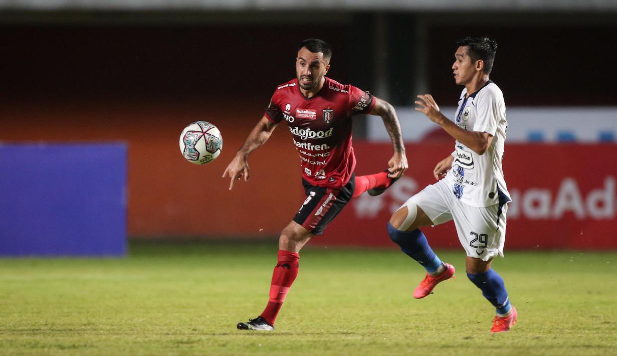 Pada pertandingan tersebut, Bali United tampil menekan sejak peluit awal babak dan memberikan ancaman pertama ke gawang PSIS. (Bola.com/Bagaskara Lazuardi)