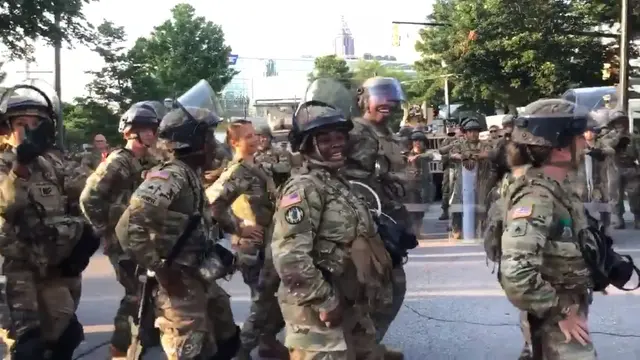 Polisi di Atlanta joget bersama pendemo sebelum masuk jam malam.