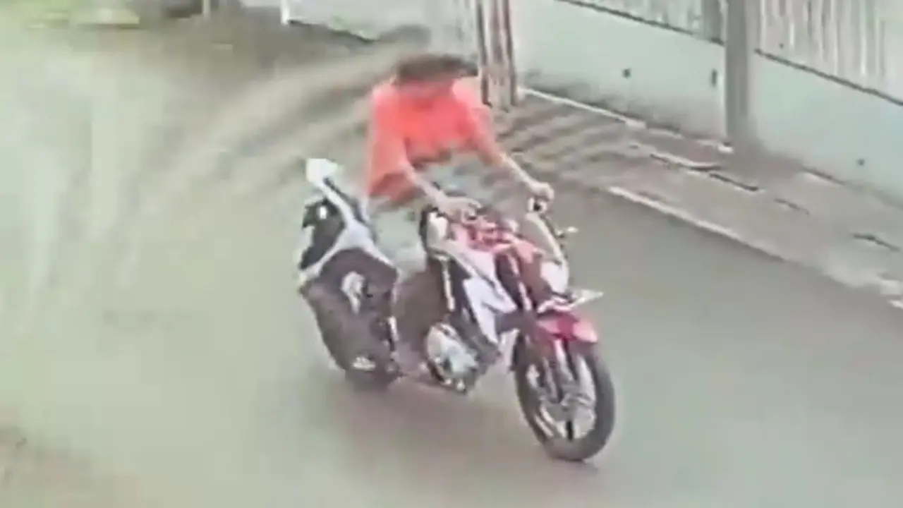 Pengendara Motor Sport Tertangkap CCTV Jambret Tas Pejalan Kaki