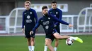 Aksi penyerang Prancis, Olivier Giroud saat mengikuti sesi latihan taktik di Clairefontaine-en-Yvelines, (3/10/2017). Prancis melakukan persiapan jelang melawan Bulgaria. (AFP/Franck Fife)