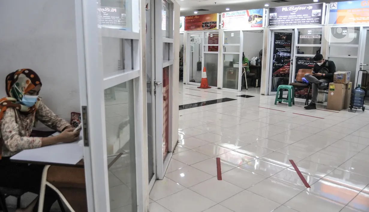 Pekerja saat menunggu calon penumpang di loket agen bus AKAP Terminal Pulogebang, Jakarta, Senin (10/5/2021). Hingga sore ini tercatat hanya 16 penumpang dan 4 bus yang berangkat dari Terminal Pulogebang dengan tujuan kota di Jawa Tengah, Timur, dan Madura. (merdeka.com/Iqbal S Nugroho)