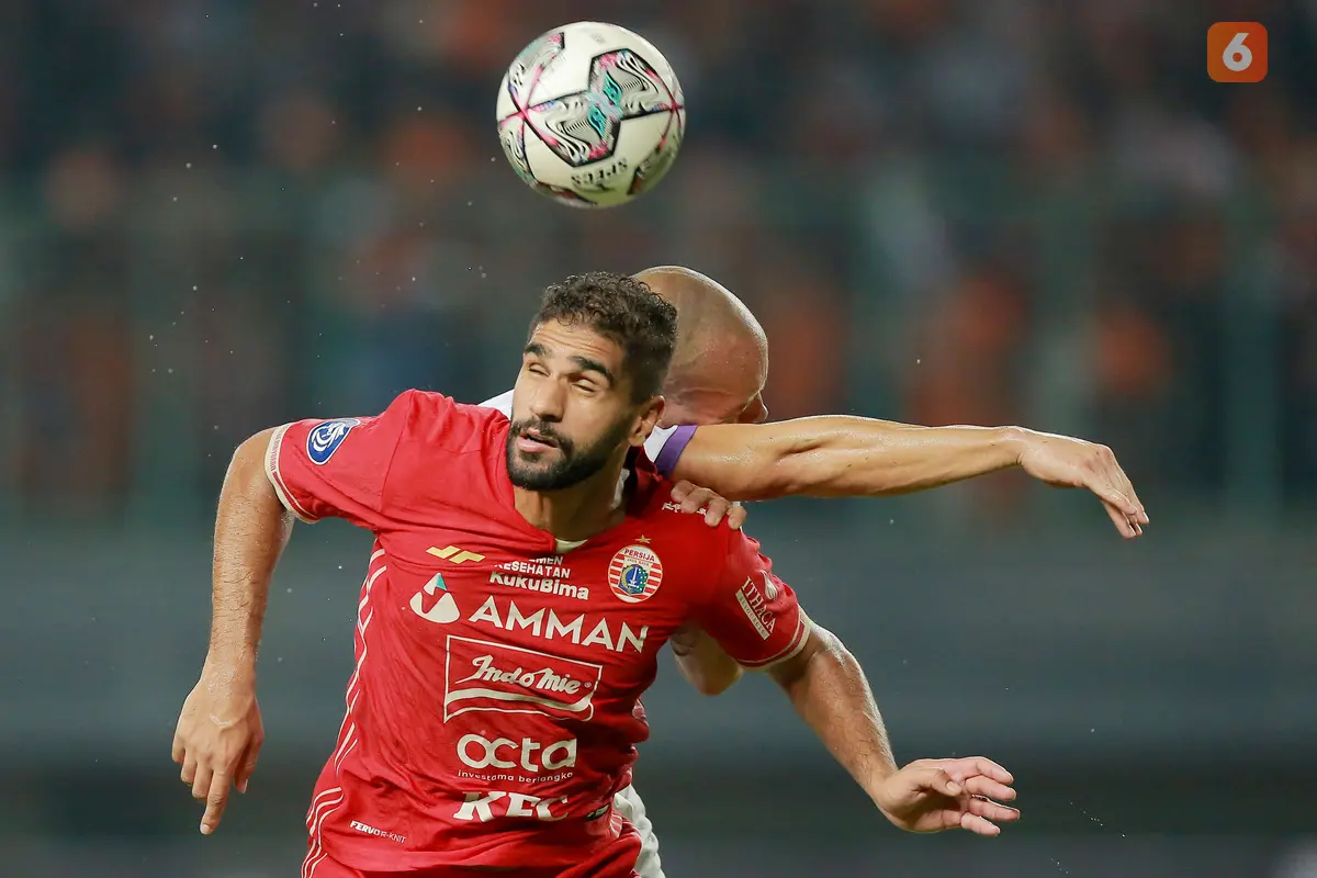 Foto: Melihat Sengitnya Duel Udara Pemain Persija Kontra Persita di BRI Liga 1