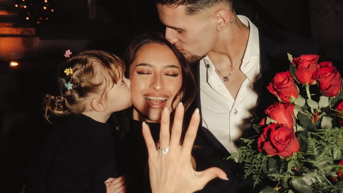 Gaya Elegan Jennifer Coppen Dibalut Slit Dress Hitam saat Dilamar Justin Hubner, Pamer Cincin Tunangan Berlian