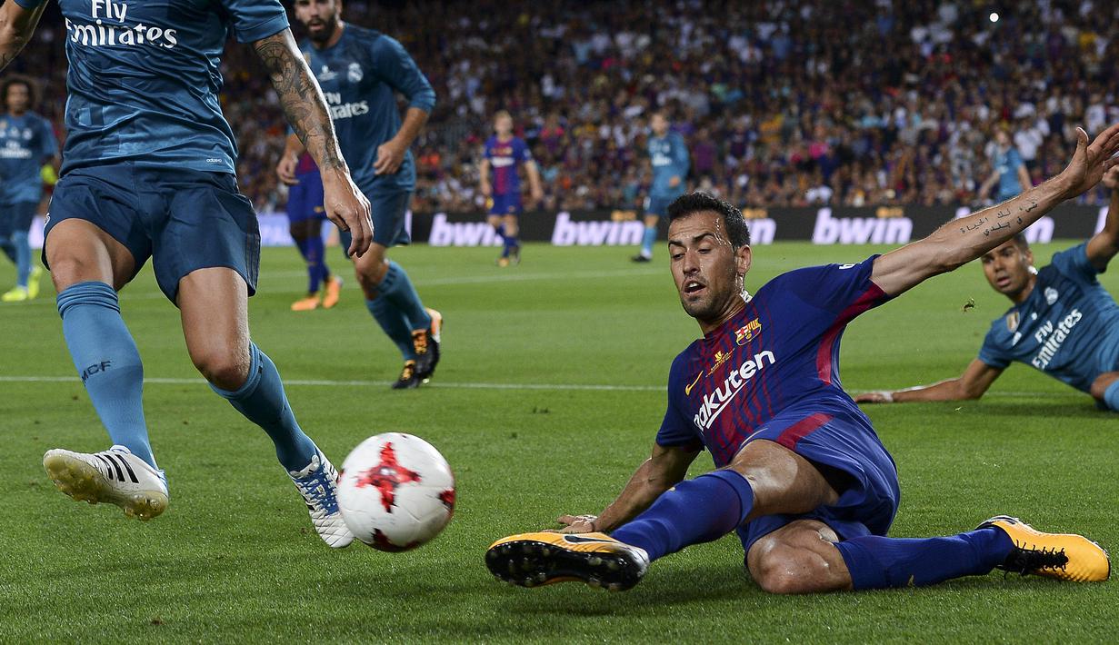 Pemain Barcelona, Sergio Busquets mendapat kartu kuning menit ke-27 saat melawan Real Madrid pada Piala Super Spanyol 2017 di Camp Nou stadium,Barcelona, (13/8/2017). Real Madrid menang 3-1. (AFP/Josep Lago)