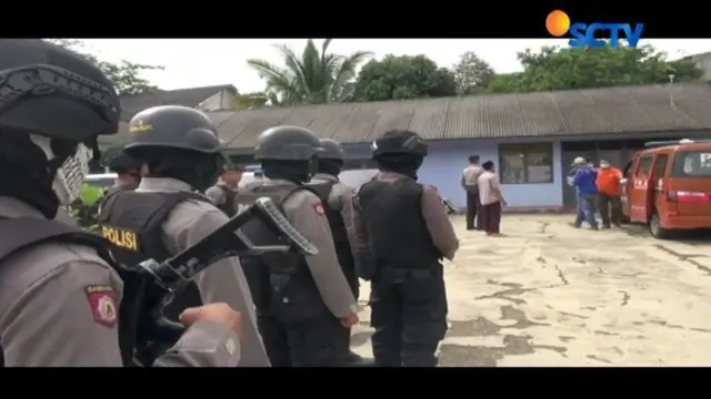 Densus 88 Antiteror dan Polres Cianjur menggeledah rumah terduga teroris Abu Umar di Cianjur, Jawa Barat.