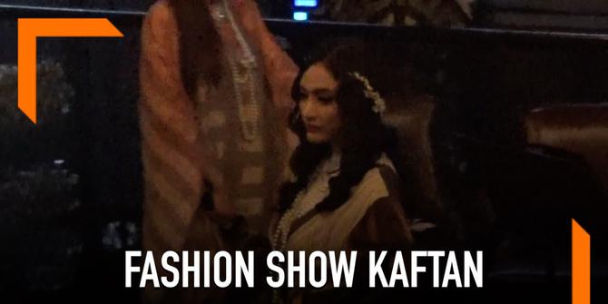 VIDEO: Pengalaman Baru Amel Alvi Fashion Show Gunakan Kaftan