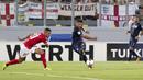 Aksi pemain Inggris, Alex Oxlade (tengah) melepaskan tembakan  ke gawang Malta pada laga grup F kualifikasi Piala Dunia 2018 di  Ta Qali stadium, Valletta, Malta, (1/9/2017). Inggris menang 4-0. (AP/Rene Rossignaud)