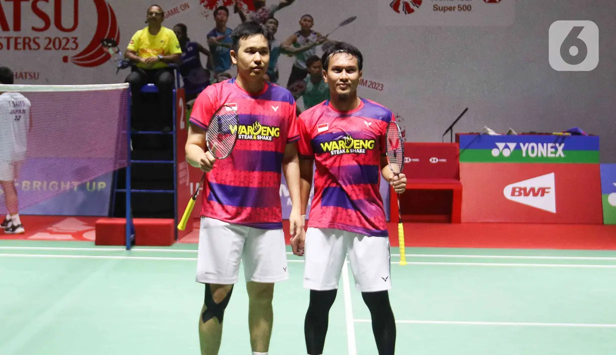 Pebulu tangkis ganda putra Indonesia Mohammad Ahsan/Hendra Setiawan atau pasangan The Daddies saat pertandignan melawan ganda putra Jepang Akira Koga/Taichi Saito pada babak 32 besar turnamen Daihatsu Indonesia Masters 2023 di Istora Senayan, Jakarta, Selasa (24/1/2023). Mohammad Ahsan/Hendra Setiawan menang atas Akira Koga/Taichi Saito dengan skor 17-21, 21-19, dan 21-10. (Liputan6.com/Herman Zakharia)