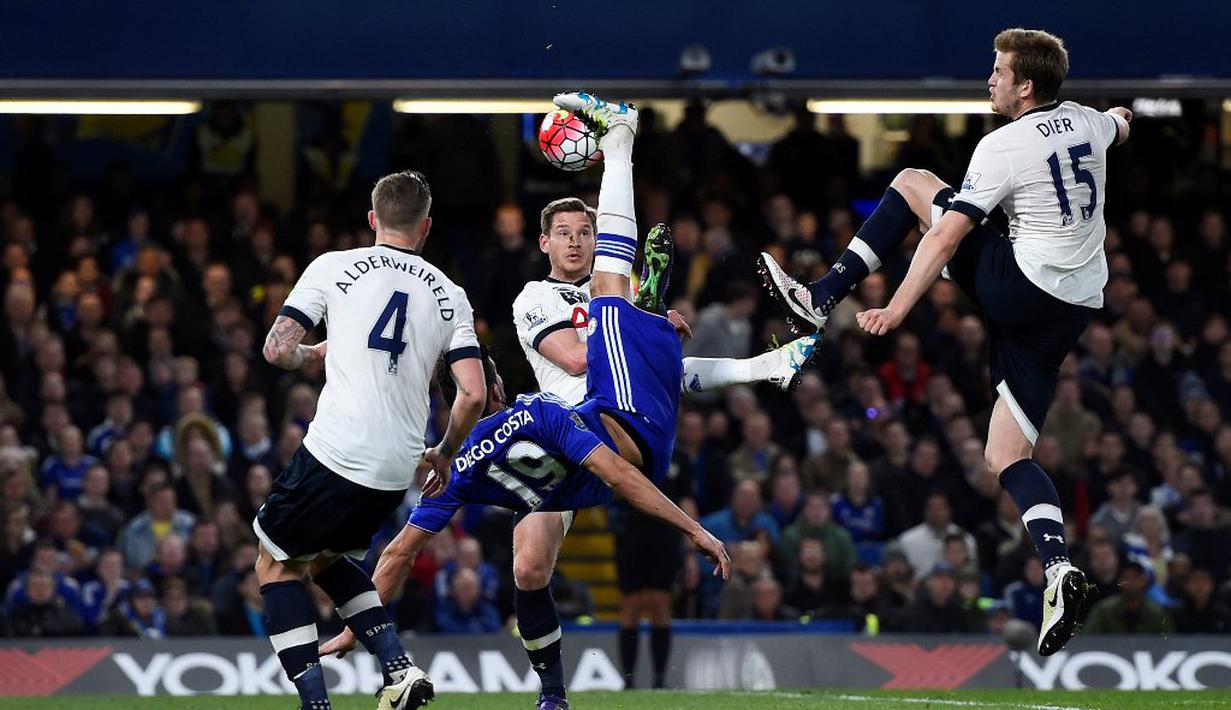 Striker Chelsea, Diego Costa, melakukan tendangan salto ke arah gawang Tottenham Hotspur dalam laga Liga Inggris di Stadion Stamford Bridge, London, (2/5/2016). (Reuters/Dylan Martinez)